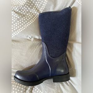 Size 8 (runs a little narrow). Great shape, classy look!!